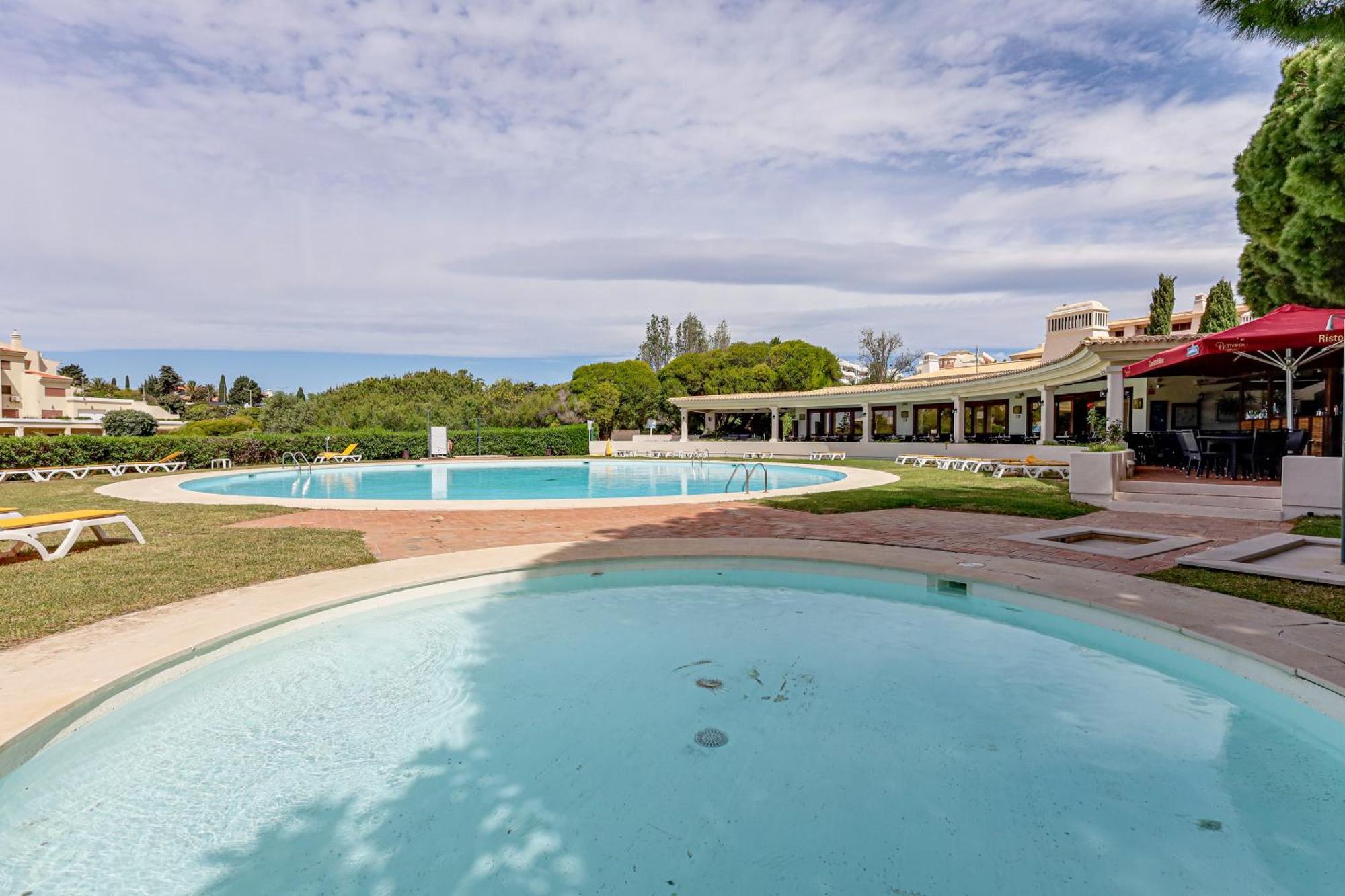Apartment With 2 Bedrooms, 2M To The Beach Armação de Pêra Exteriör bild